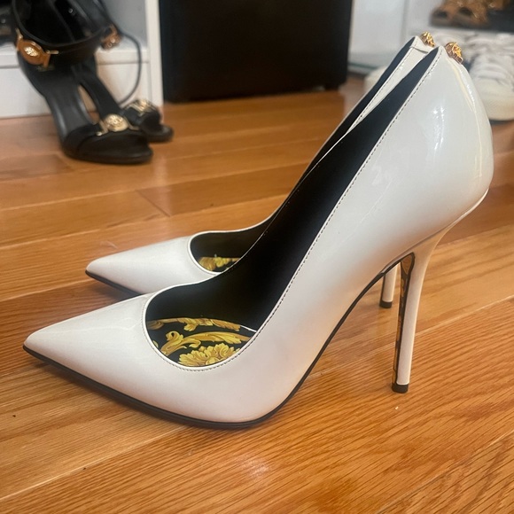 Versace white patent pumps / heels size 37. New without box. - Picture 12 of 16